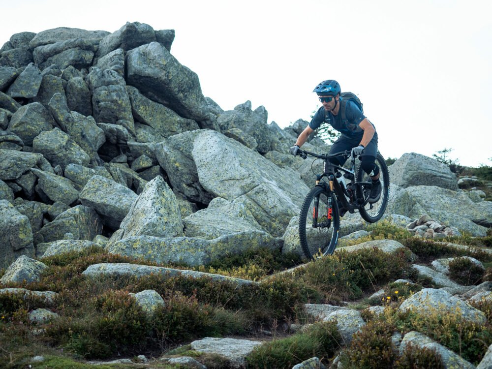 Blue Grey Granite rock inspires the MET 2022 MTB colours