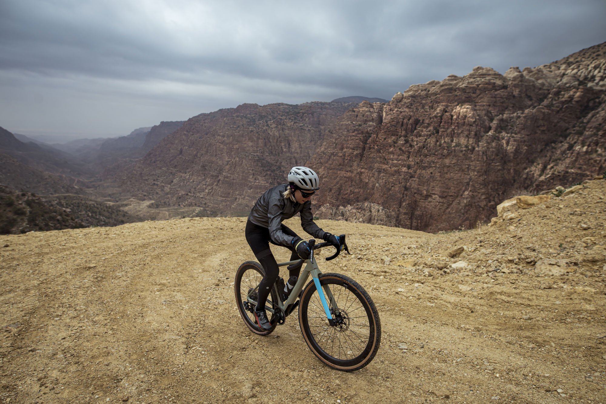 The MET Allroad is made for those who enjoy spending time on gravel routes.