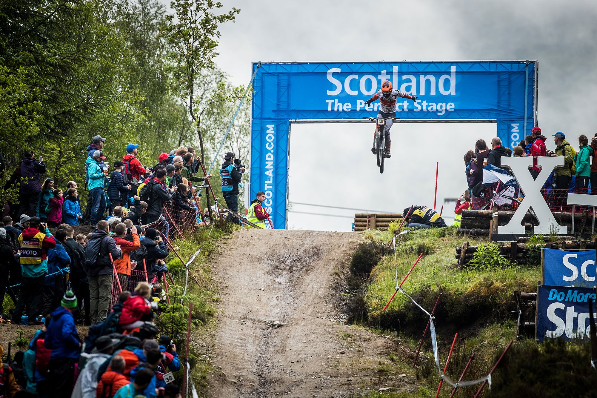 Sik Mick Hannah Fort William DH World Cup Bluegrass Legit carbon DH Helmet